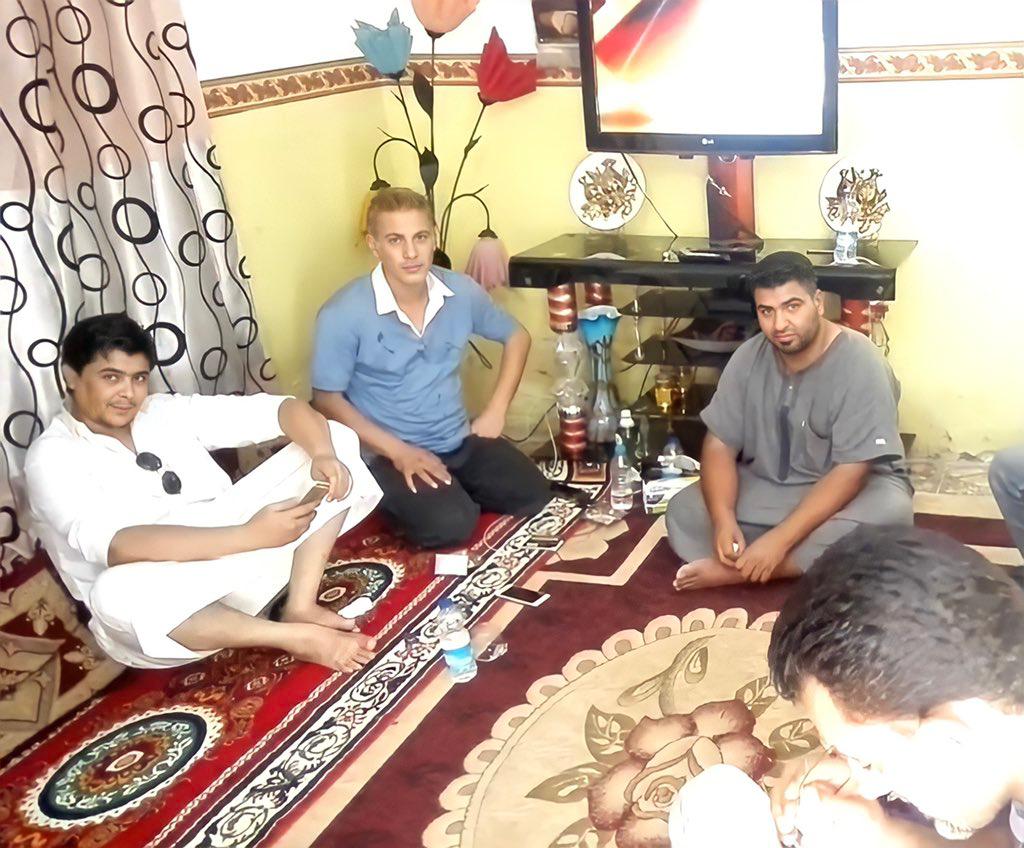 أحمد حسن (يمين) في منزله، وثائر الطيب الناشط الذي اغتيل في الديوانية عام 2019 (يسار) - صورة إرشيفية